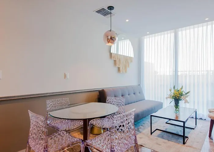 Singular Joy - 2 Bedroom With Street View Appartement